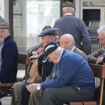 group-of-mediterranean-old-men-sunbathing-in-a-public-park-in-spain_vmn8sh-ax__F0000
